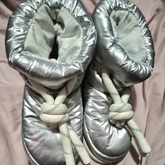 Uggs Puffer - Picture 1 of 4